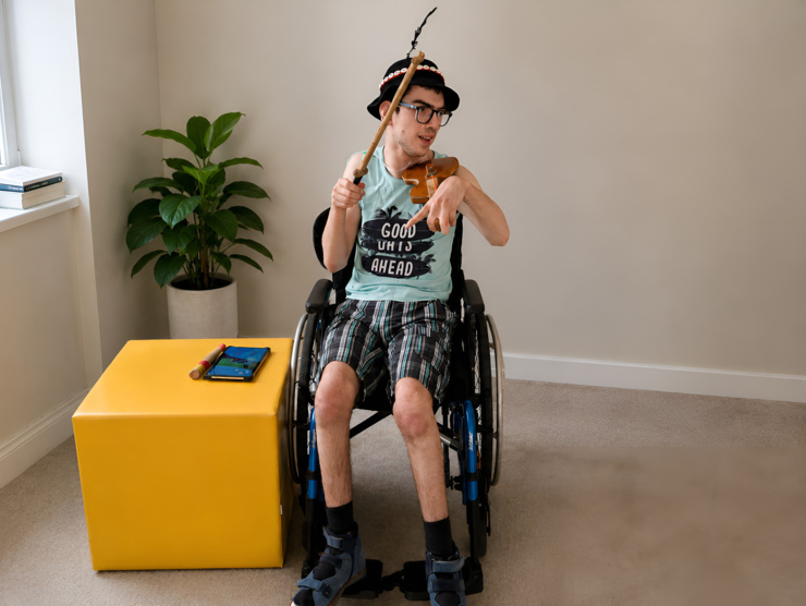 Tomáš má 19 rokov, DMO aj epilepsiu a po smrti otca sa oň stará takmer nevidiaca mama.