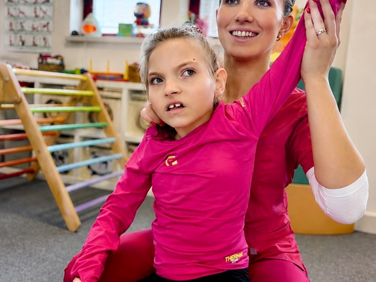 Vanesska má 12 rokov a svet pozná len z postieľky. Pomôžte jej pohodlne sedieť.