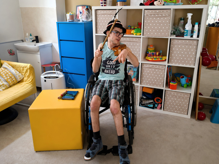 Tomáš má 19 rokov, DMO aj epilepsiu a po smrti otca sa oň stará takmer nevidiaca mama.