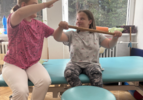 Veronika má 17 rokov, chodí na gymnázium a nepotrebuje ľútosť, potrebuje vozík, ktorý drží jej tempo.