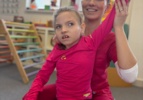 Vanesska má 12 rokov a svet pozná len z postieľky. Pomôžte jej pohodlne sedieť.