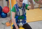 Tomáš má 19 rokov, DMO aj epilepsiu a po smrti otca sa oň stará takmer nevidiaca mama.